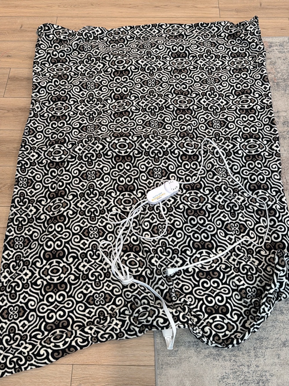 Black and White Geometric Heated Throw Blanket